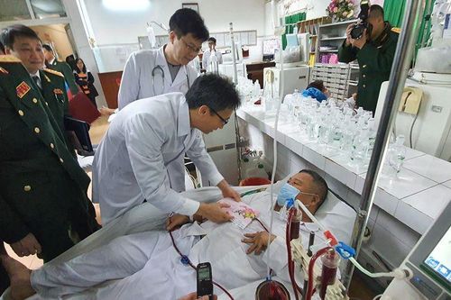 Phó Thủ tướng Vũ Đức Đam thăm người bệnh trong ngày 30 Tết