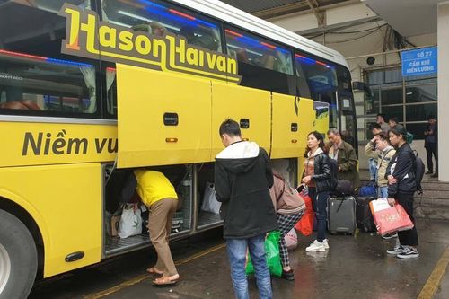 Chuyến xe miễn phí ấm lòng khách về quê đón Tết muộn