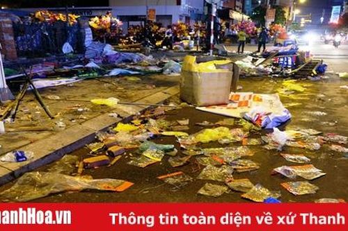 Xả rác la liệt chiều 30 Tết