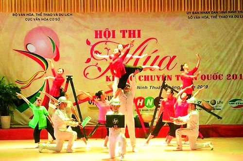 Vươn xa điệu múa Sen hồng