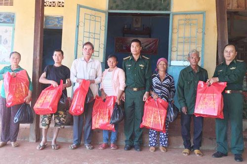 Đồn Biên phòng Ia Nan tặng quà gia đình chính sách, hộ nghèo