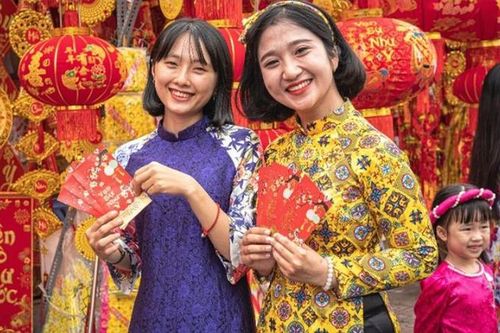 Không khí Tết, 'phố lồng đèn' Nha Trang lên báo Pháp