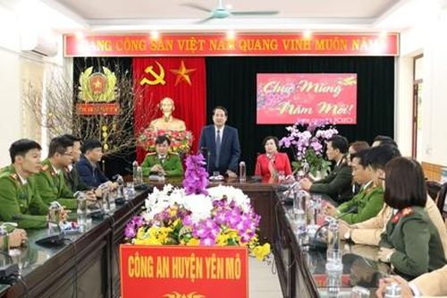 Đồng chí Trưởng Ban Tổ chức Tỉnh ủy chúc Tết cán bộ, chiến sĩ công an huyện Yên Mô