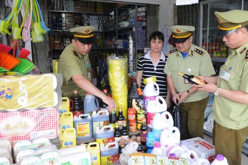 Qua đường dây nóng, lực lượng QLTT triệt phá hàng trăm vụ vi phạm