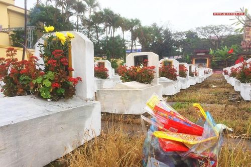 Từ chuyện vứt bao nhang vương vãi ở nghĩa trang