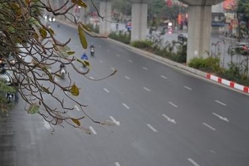 Đường phố thủ đô Hà Nội yên bình, vắng vẻ sáng 30 Tết