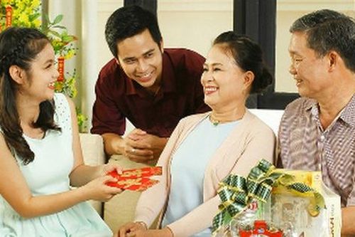 Cách đơn giản giúp con dâu mới ghi điểm với nhà chồng trong ngày Tết