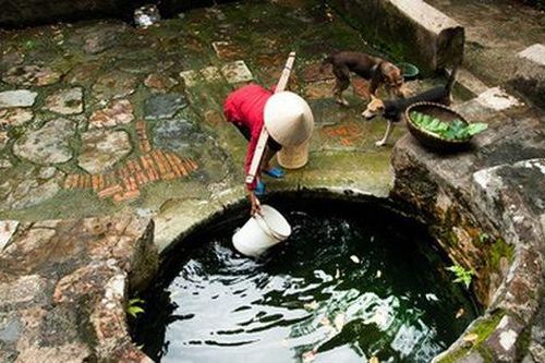 Tại sao nhiều nhà trữ đầy nước trước giao thừa?