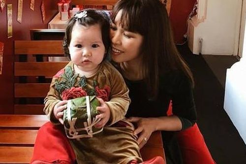 Siêu mẫu Hà Anh: 'Ông xã vẫn được ông bà tôi mừng tuổi ngày Tết'
