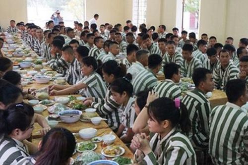 Lắng lòng bên mâm cơm tất niên ở trại giam