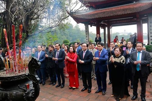 Lãnh đạo thành phố Hà Nội dâng hương tưởng nhớ các vị liệt tổ, liệt tông và Chủ tịch Hồ Chí Minh