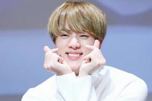 Jin BTS phản ứng đúng chất 'huyền thoại' khi được khen vai rộng
