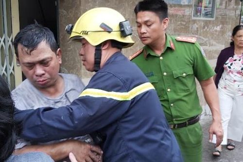 Giải cứu nhiều nạn nhân mắc kẹt trong đám cháy ở trung tâm Đà Nẵng