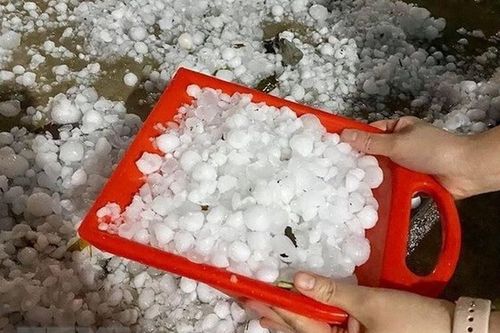 Mưa lớn, mưa đá kèm dông lốc: Hàng nghìn gia đình 'mất tết' do nhà hư hỏng