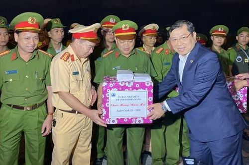 Lãnh đạo TP Đà Nẵng thăm, động viên các lực lượng làm nhiệm vụ đêm giao thừa