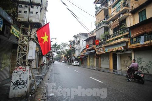 Sáng mùng 1 Tết bình yên ở Hà Nội