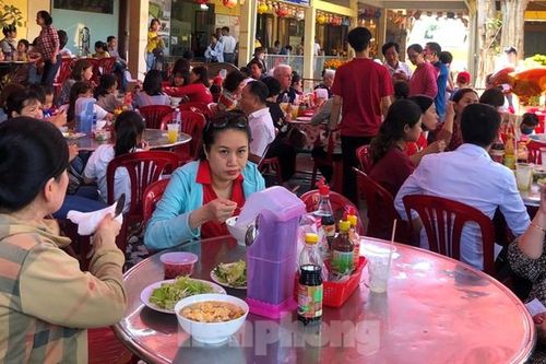 Cà phê, quán ăn ở TPHCM 'nhảy giá' đuổi không hết khách