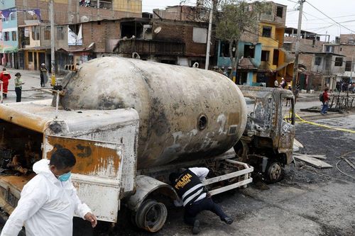 Xe bồn chở 10.000 lít gas phát nổ, gần 60 người thương vong