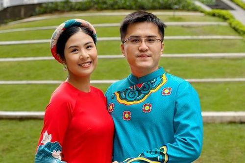Ngọc Hân mặc áo dài du Xuân cùng đại gia đình bạn trai ngày mùng 1 Tết