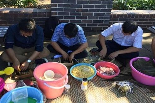 Chỉ một câu chúc Tết giữa trời tây cũng đủ thấy ấm lòng