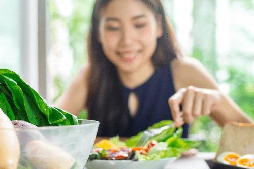 7 bí quyết giúp ăn uống thả ga ngày Tết mà không tăng cân