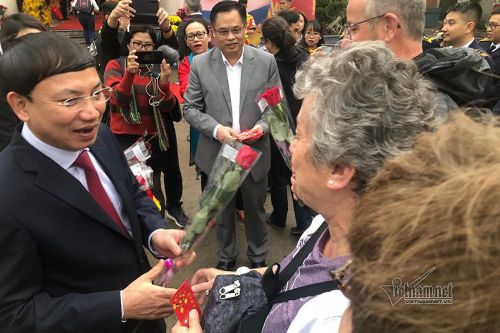 Khách nước ngoài xông đất vịnh Hạ Long, bất ngờ món quà của Bí thư tỉnh