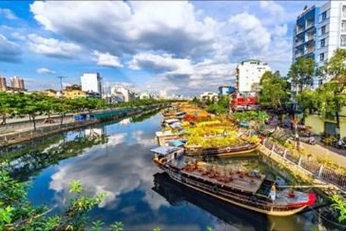 Sắc xuân trên 'chợ hoa nổi' ở thành phố mang tên Bác