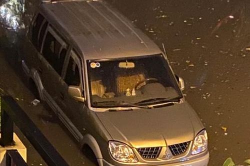 Hình ảnh Hà Nội ngập sâu trong cơn mưa rào trước Giao thừa Canh Tý