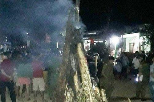 Người đàn ông bị điện giật tử vong khi kéo bóng đèn đón Giao thừa