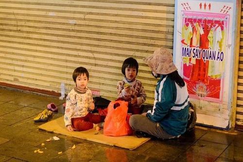 Câu chuyện ấm áp đầu năm: Ô tô dừng đỗ lì xì cho em nhỏ đang đón giao thừa cùng mẹ bên vỉa hè