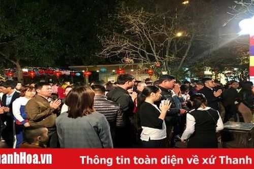Người dân TP Thanh Hóa nô nức đi lễ chùa ngay sau thời khắc giao thừa