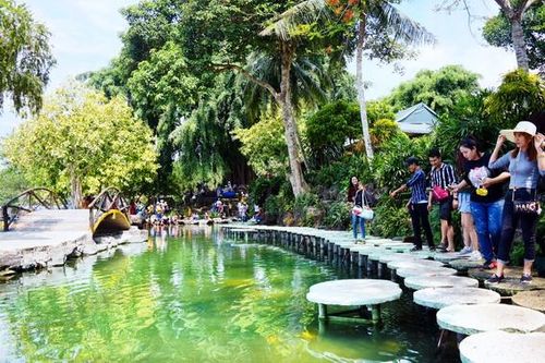 Hơn 1 ngàn du khách đến Khu du lịch Suối Mơ vào mùng 1 Tết
