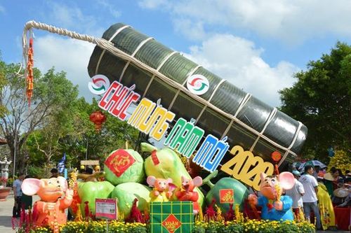 'Cắt' đòn bánh tét 'khổng lồ'