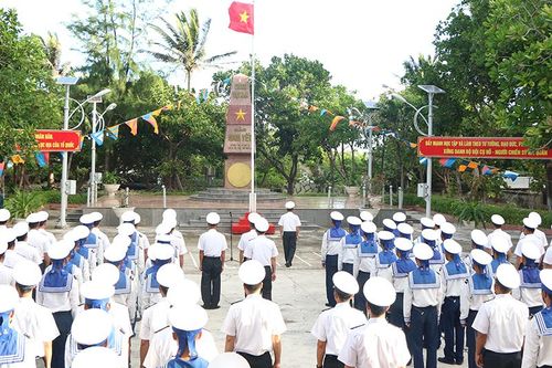 Thiêng liêng Lễ chào cờ Tổ quốc đầu năm ở Trường Sa