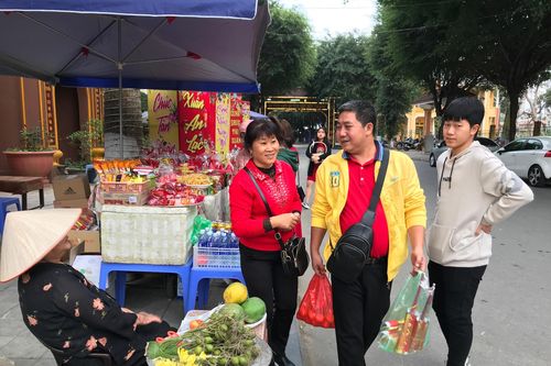 Người dân tấp nập đi lễ đầu năm