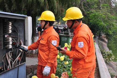 Ngành điện Hà Nội bố trí 13.000 ca trực để đảm bảo điện ngày Tết