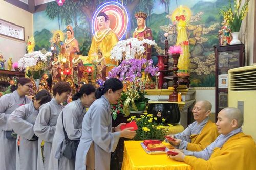Đầu năm, về chùa nguyện cầu bình an