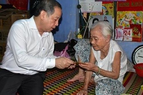 Chủ tịch tỉnh tới thăm xóm nghèo trong đêm giao thừa