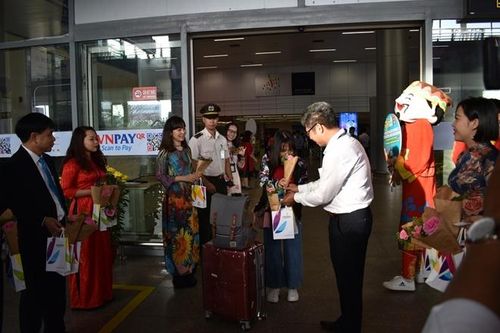 Chào đón chuyến bay đầu tiên 'xông đất' Đà Nẵng