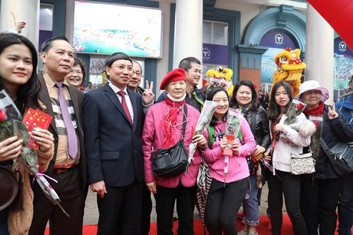 Bí thư Tỉnh ủy lì xì du khách
