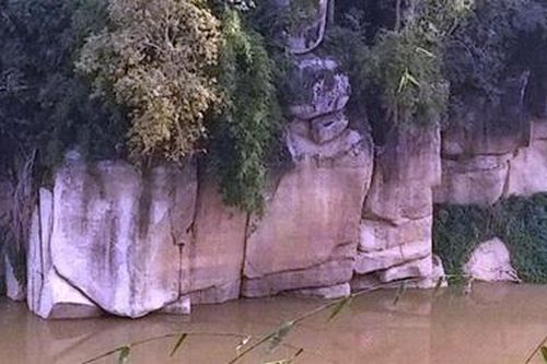 Giải thiêng lời nguyền từ tảng đá bướu cổ