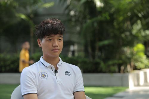 Thủ môn Phí Minh Long: 'Đến giờ, tôi không muốn mẹ xem bóng đá'