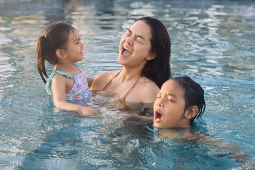 Quỳnh Anh đi chơi Tết cùng gia đình Quang Huy và hai con