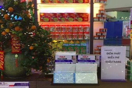 Phát 50.000 khẩu trang miễn phí tại Nội Bài phòng virus corona