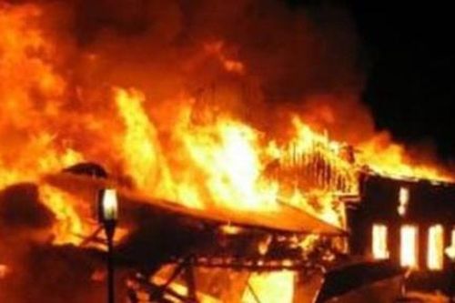 Cháy bãi phế liệu ở Bình Dương, hai xe tải bị thiêu rụi