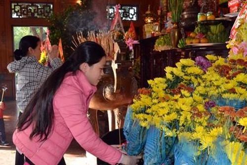 Dòng người hành hương thăm khu di tích Bác Hồ ngày đầu năm