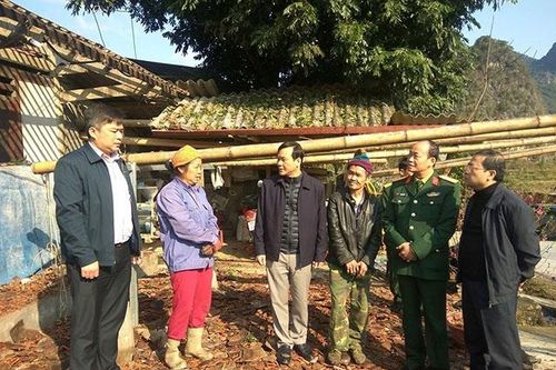 Thăm hỏi, động viên người dân thiệt hại do mưa đá