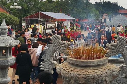 Người dân không quản ngại 'đội mưa gió rét' về đền Bia (Hải Dương) xin 'thuốc thánh'