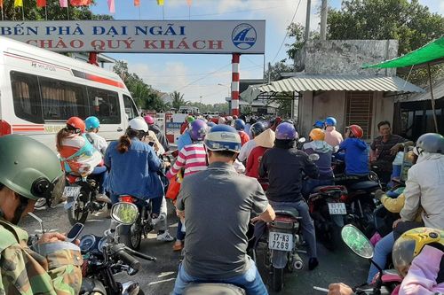 Hàng nghìn người đứng 'chôn chân' chờ qua phà Đại Ngãi