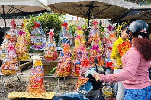 Dân miền Tây 'tay xách, nách mang' quà Tết chúc người thân đầu năm mới